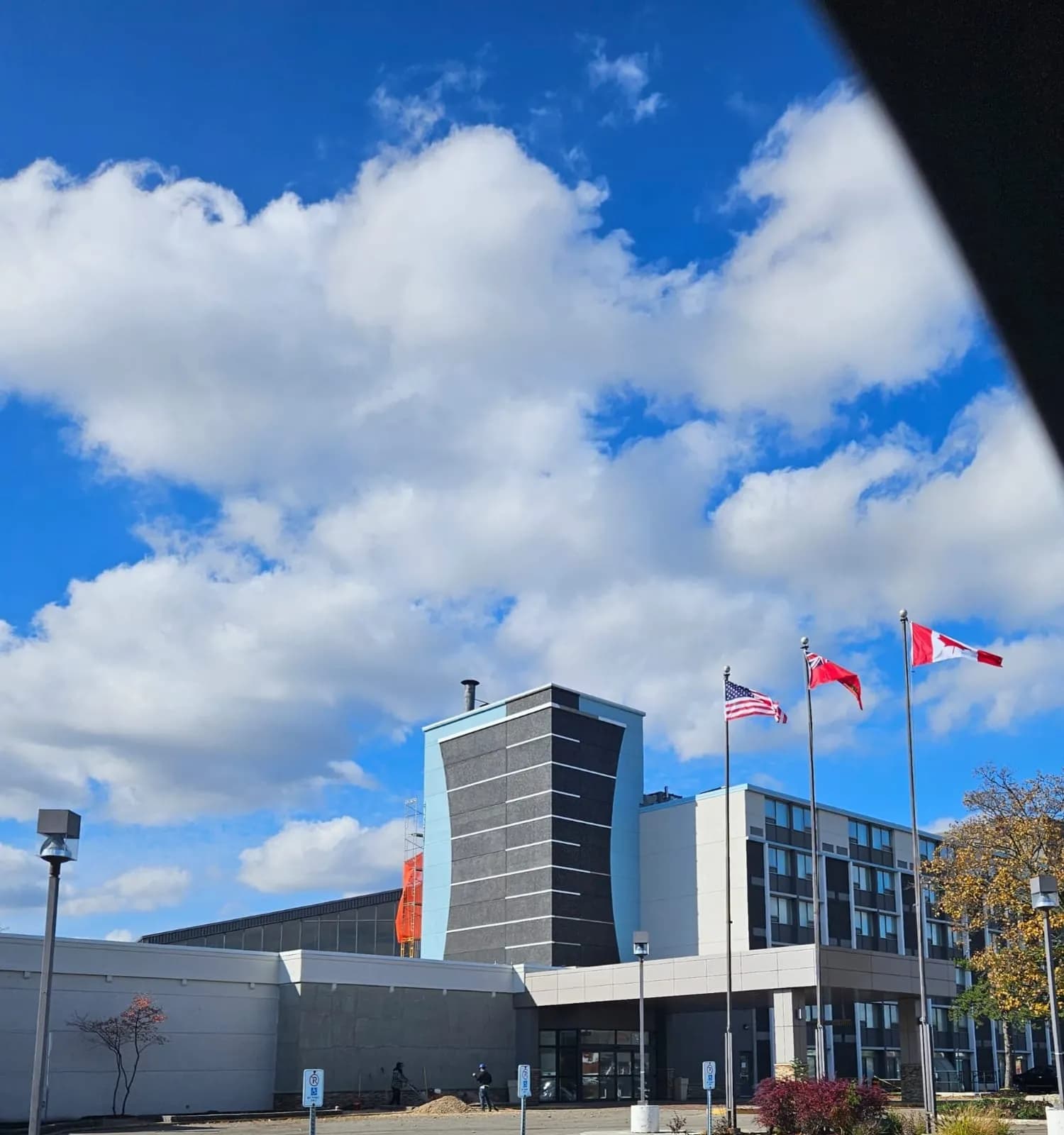 Holiday Inn, Burlington — The building from the service road, work complete on the tower