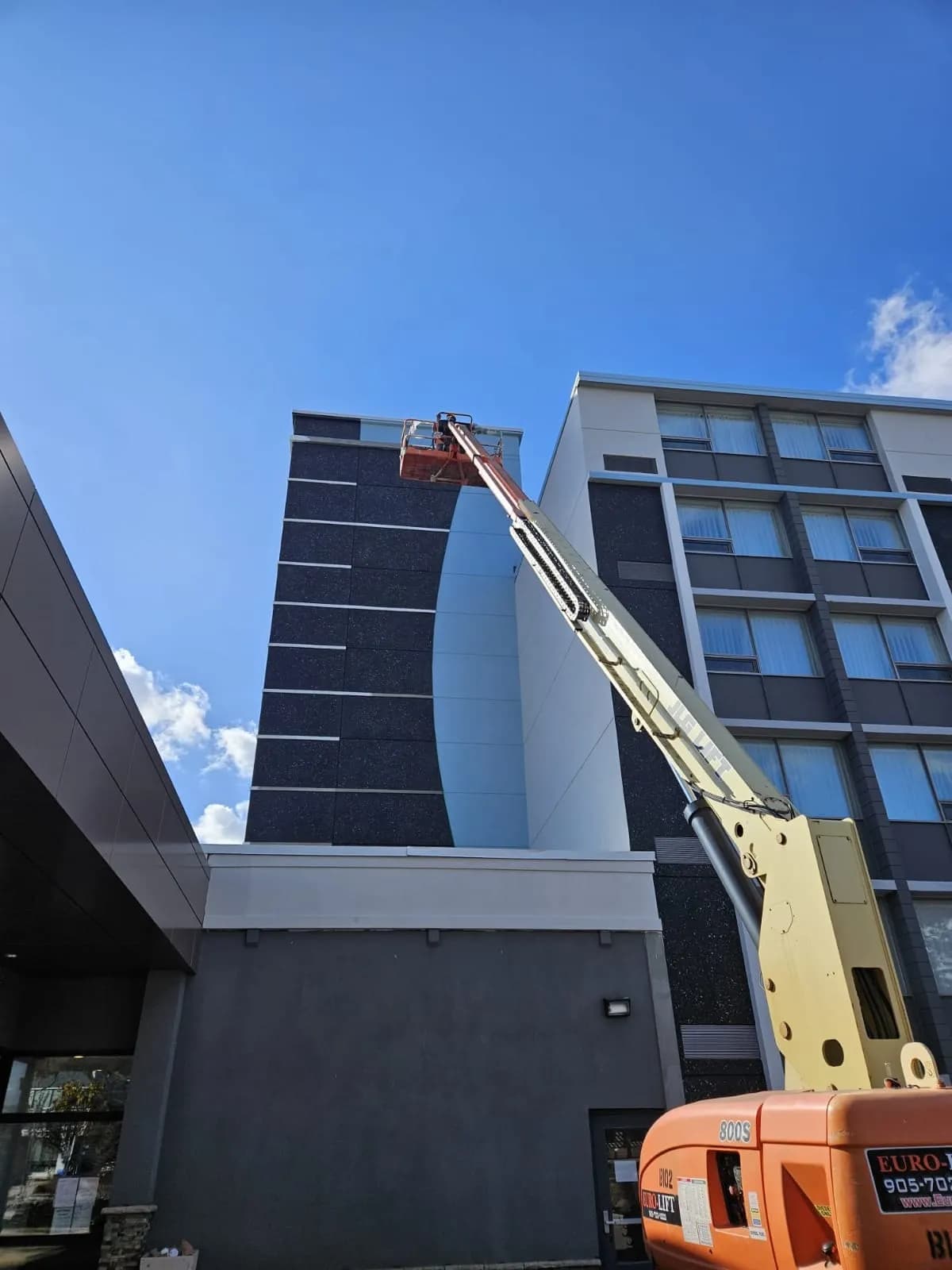 Holiday Inn, Burlington — The curve part way up, seen from the entrance canopy