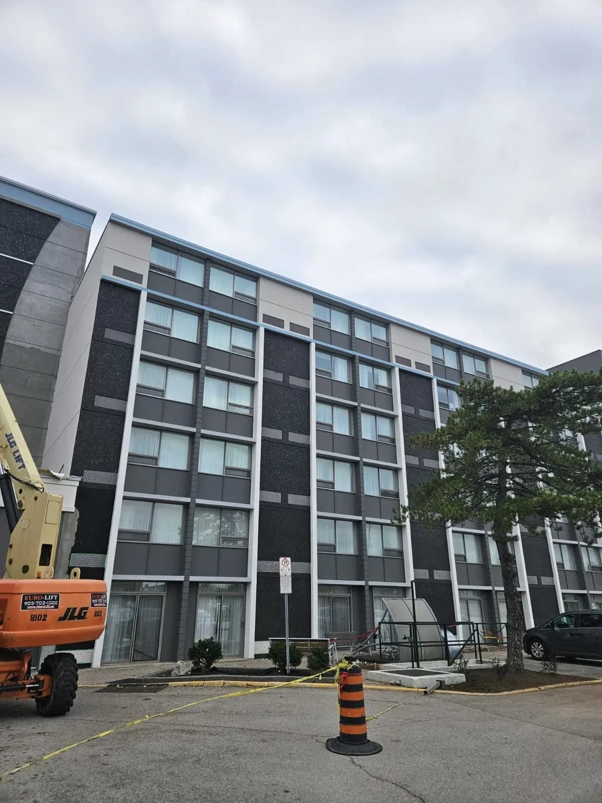 Holiday Inn, Burlington — Guest room wing finished, charcoal field with grey spandrels