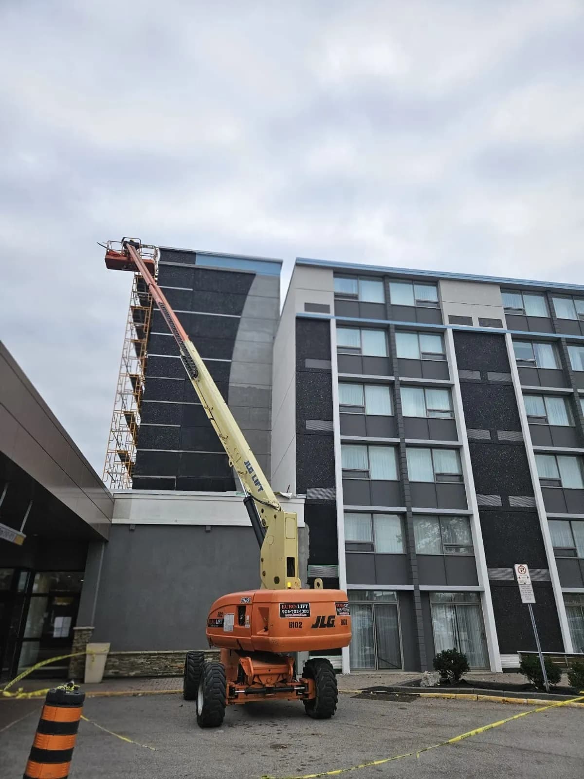 Holiday Inn, Burlington — Lift set on the parking edge to reach the tower flank