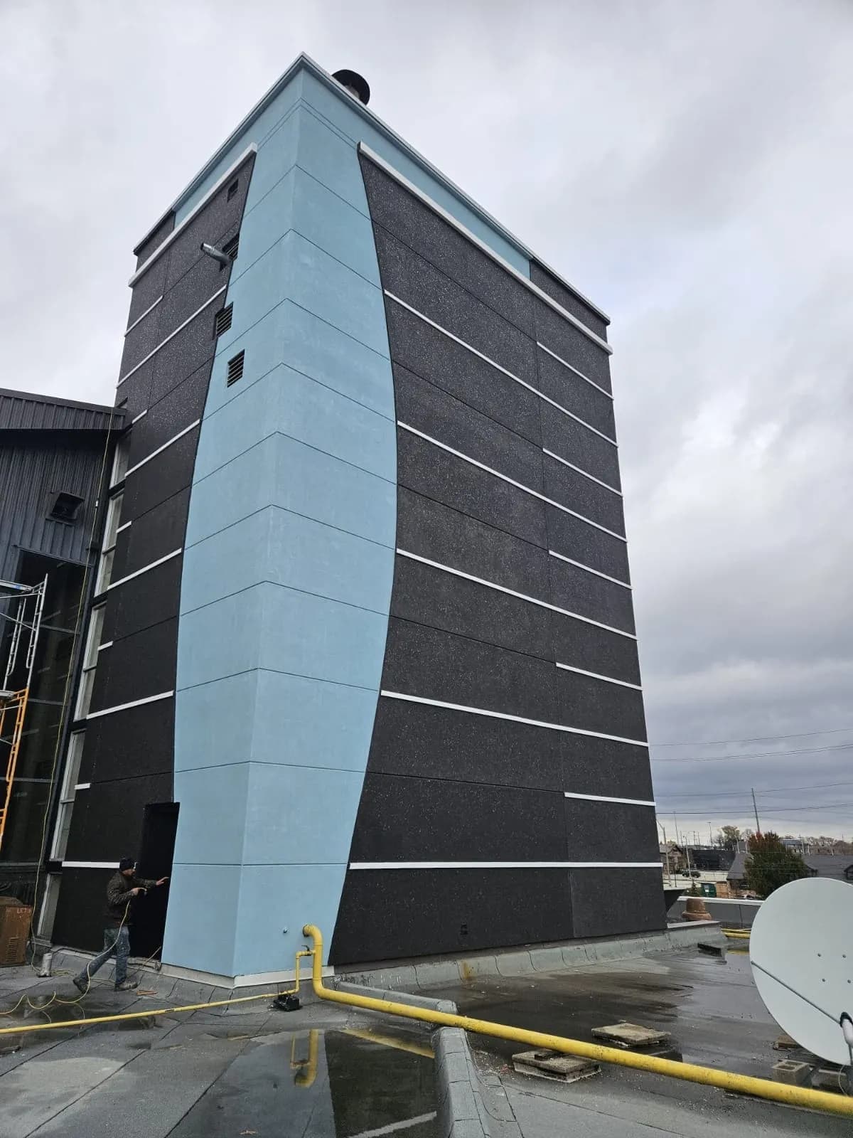 Holiday Inn, Burlington — Tower corner where the blue form wraps the return