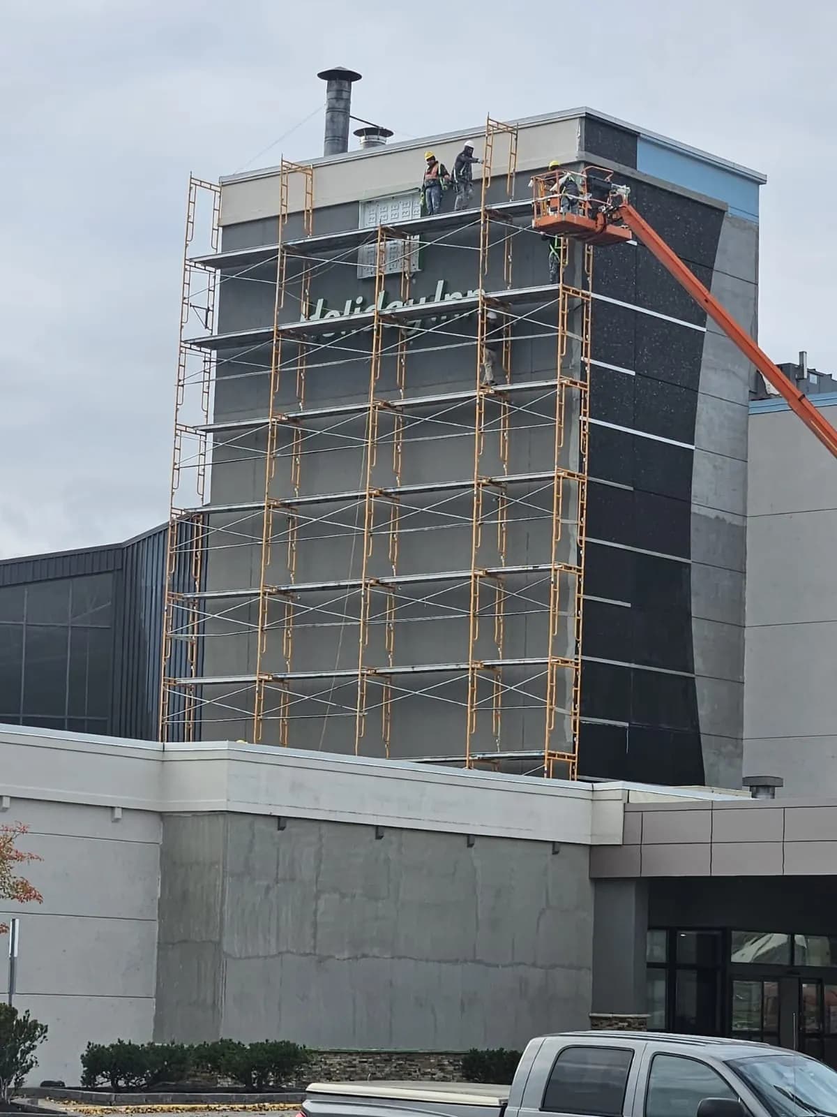 Holiday Inn, Burlington — Scaffold up and the old rooftop sign coming down