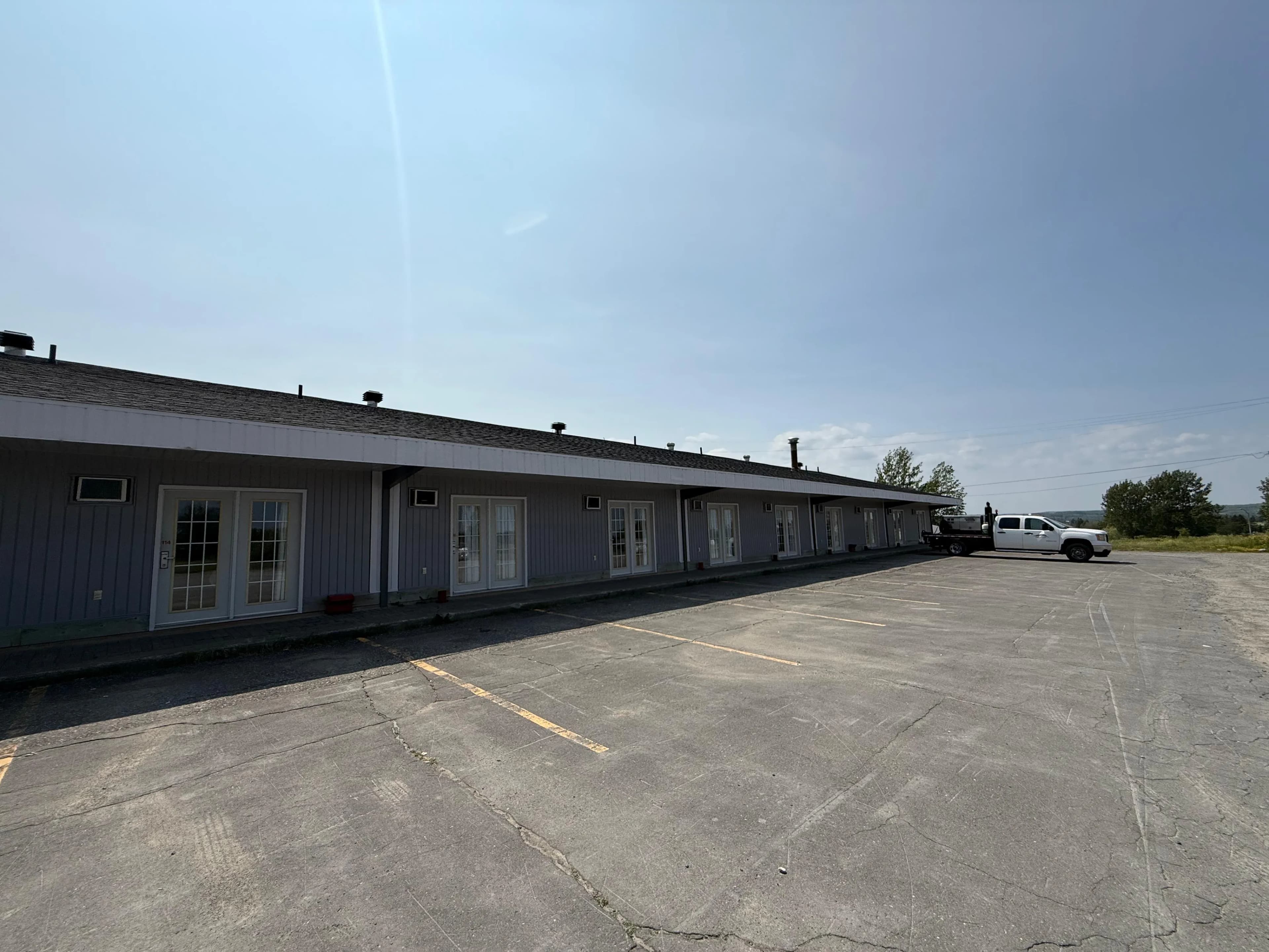 Quality Inn, New Liskeard — Before: the grey board wing, still in its old colour