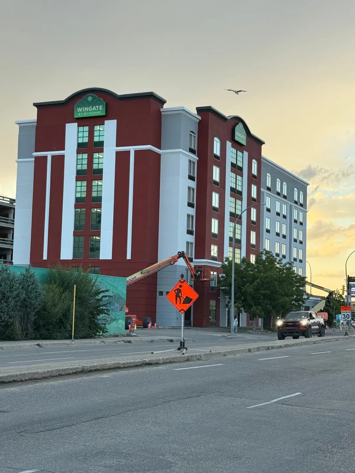 Wingate by Wyndham, Regina — Evening shift on the corner, traffic control still up