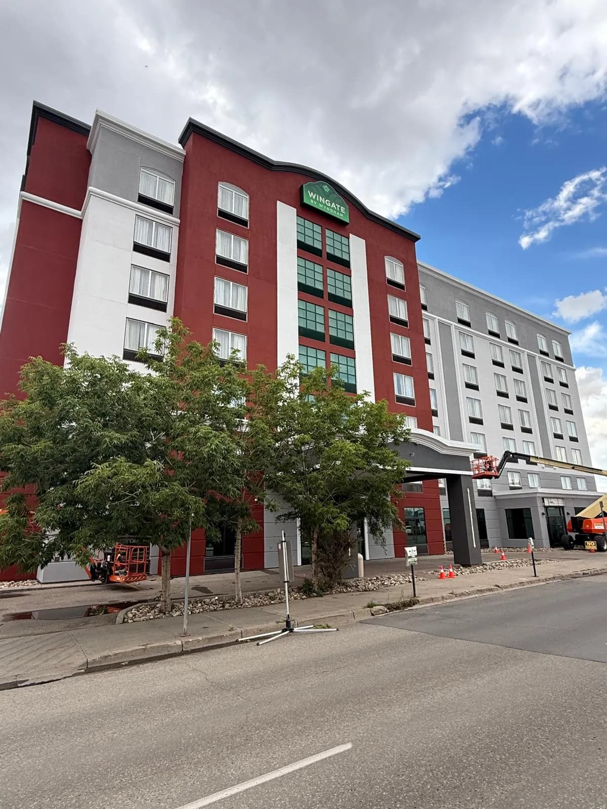 Wingate by Wyndham, Regina — Street elevation part way through, lifts at both ends
