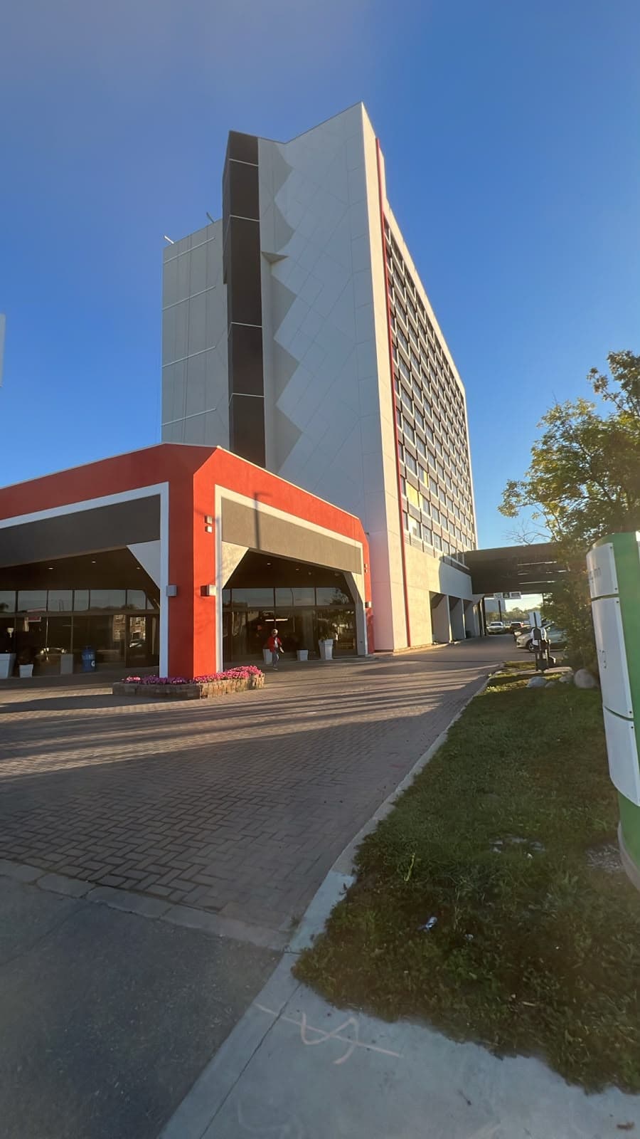 Holiday Inn, Winnipeg (1130 Pembina Highway) — 