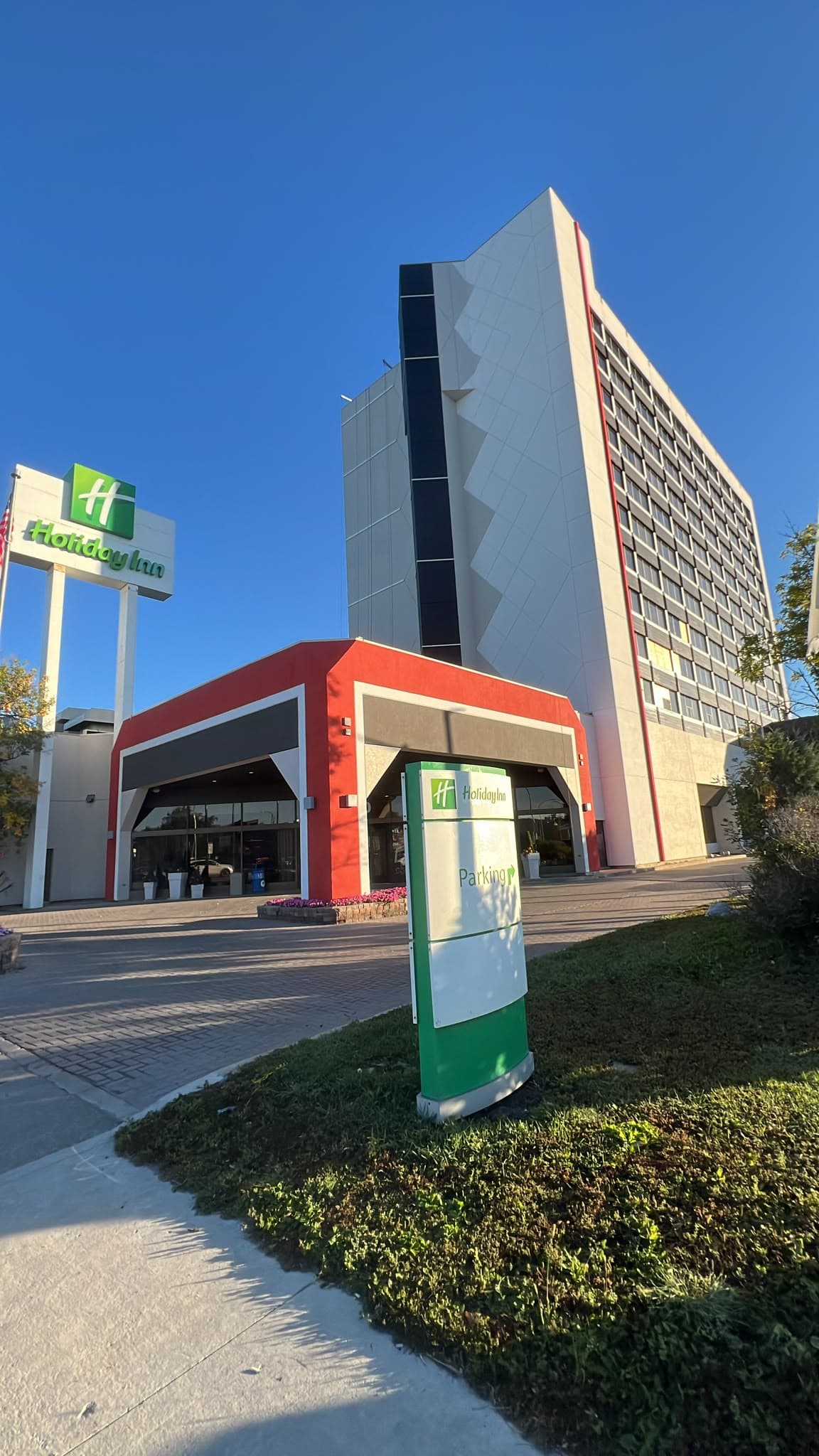 Holiday Inn, Winnipeg (1130 Pembina Highway) — 