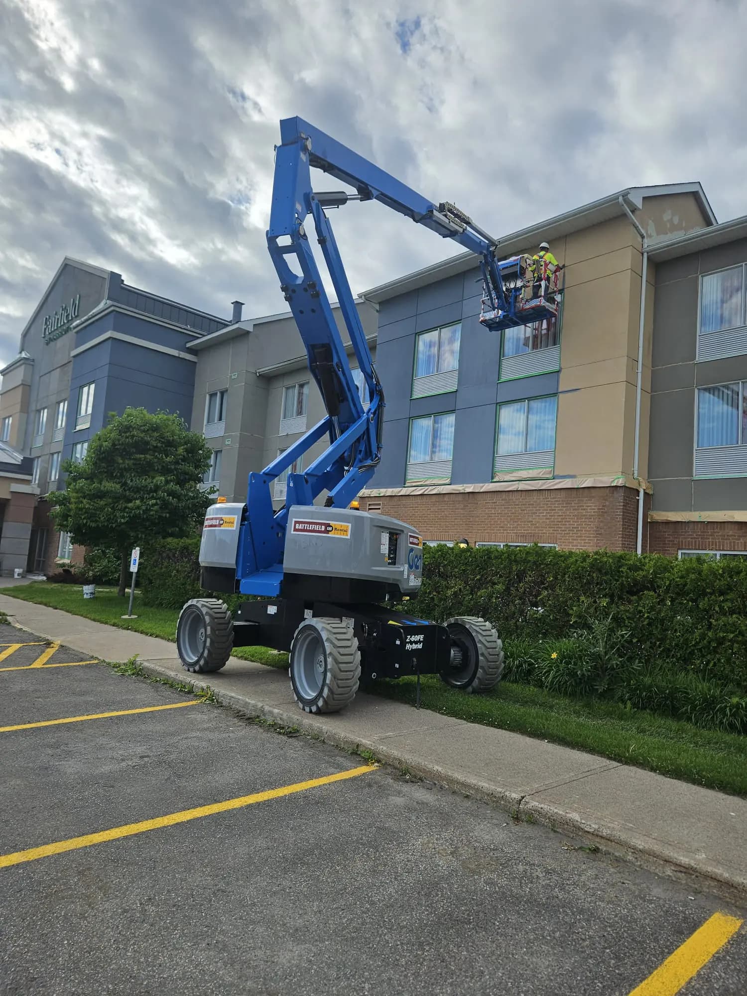 Fairfield by Marriott, Sault Ste. Marie — Boom lift set on the parking edge to reach the third-floor stucco