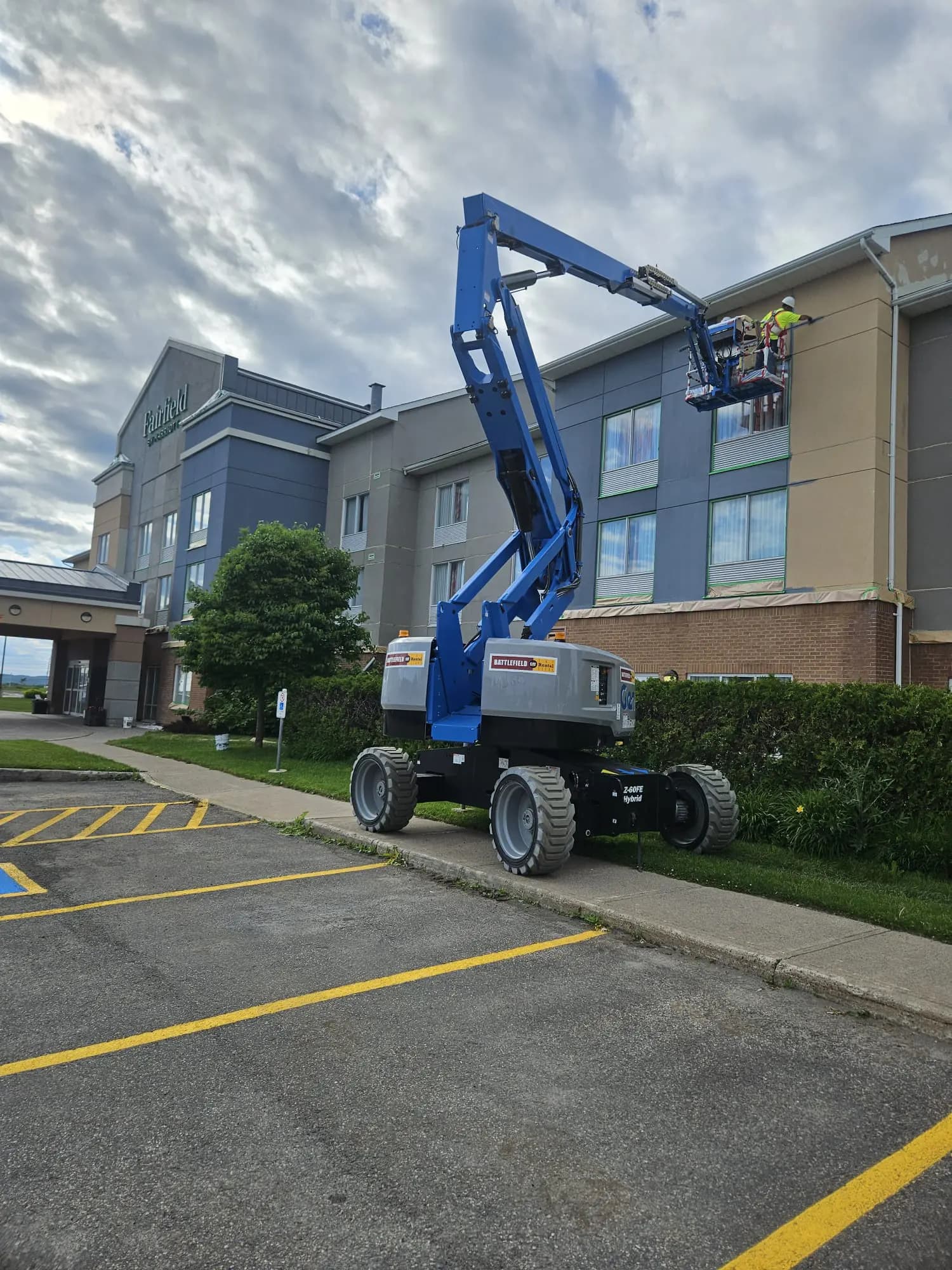 Fairfield by Marriott, Sault Ste. Marie — Cutting a colour change from the basket