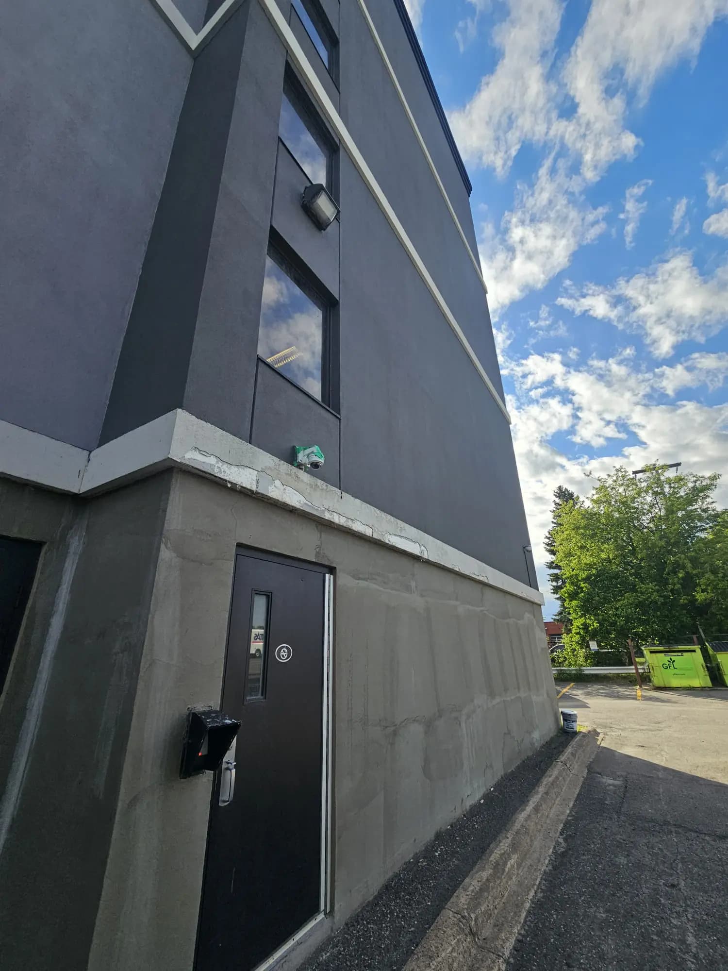 Quality Inn, Sault Ste. Marie — Finished return at the service door, white cap band over the concrete base