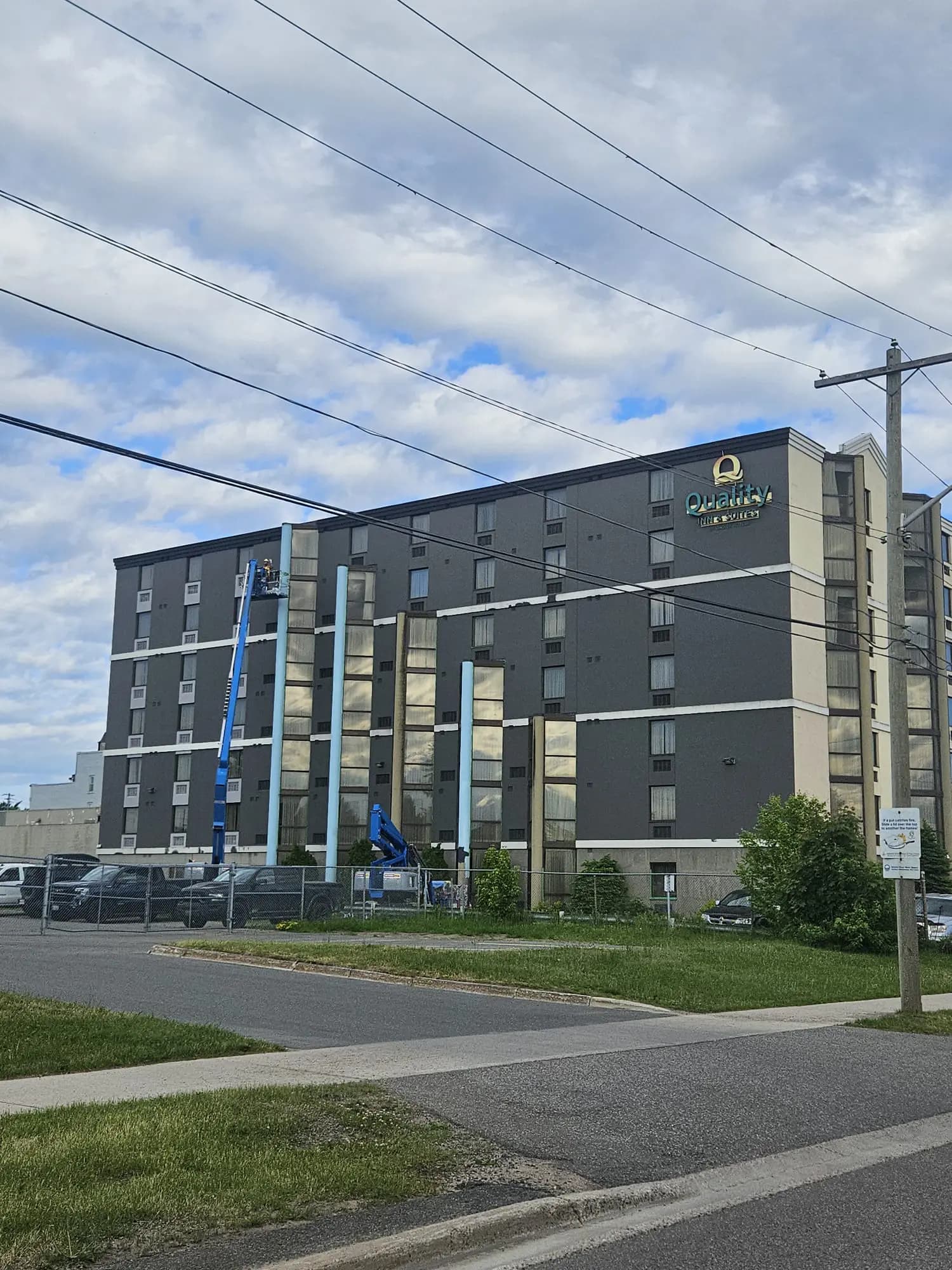 Quality Inn, Sault Ste. Marie — Two lifts working the rear elevation, part way through the colour change