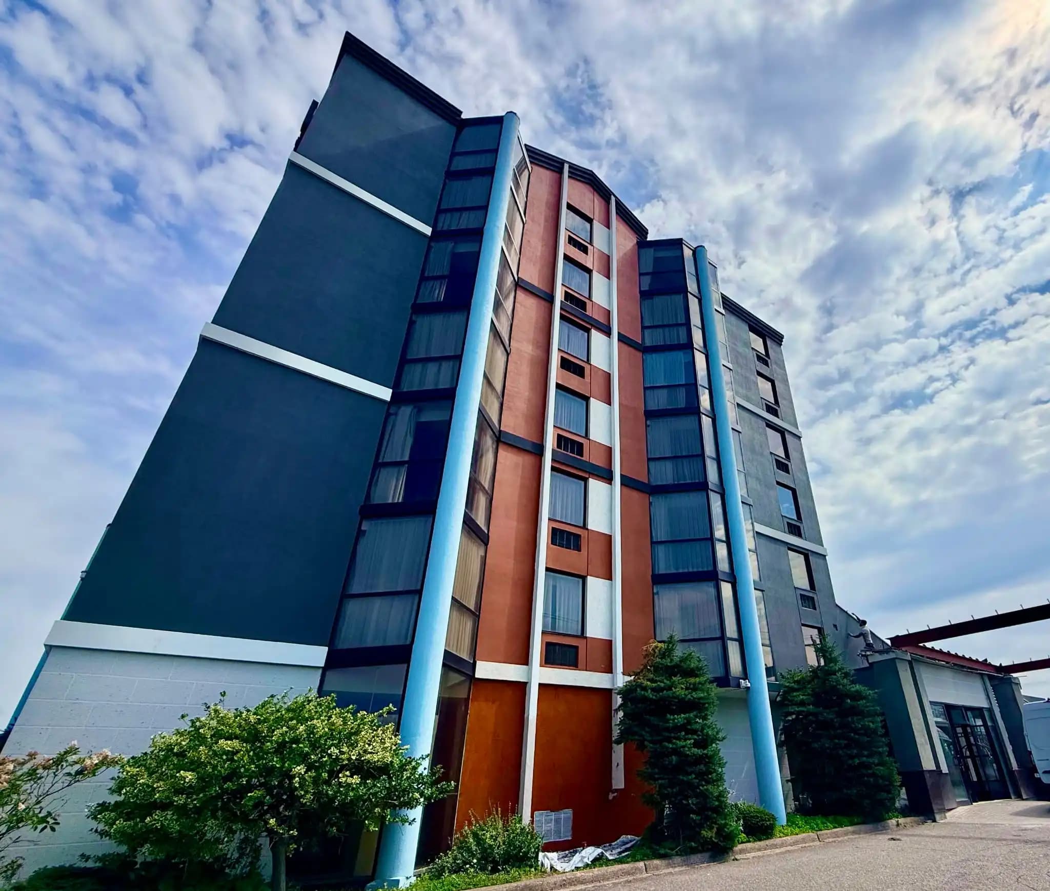 Quality Inn, Sault Ste. Marie — Before: the old orange and tan stair tower on the end elevation